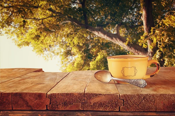 Taza de café sobre mesa de madera — Foto de Stock