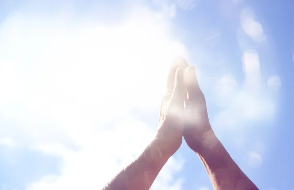 Manos masculinas que alcanzan el cielo — Foto de Stock