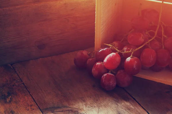 Uvas vermelhas na mesa . — Fotografia de Stock