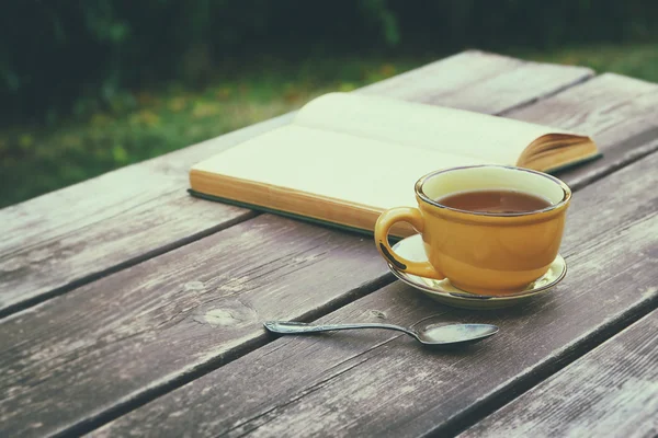 Kaffeetasse und Buch — Stockfoto