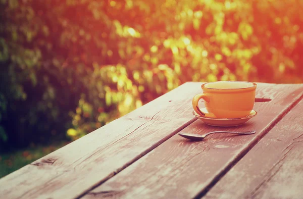 Kaffeetasse auf Holztisch — Stockfoto