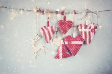 Kumaş kırmızı Kalpler ve geyik