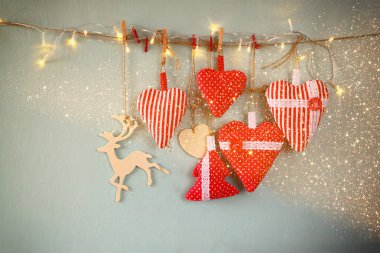 Kumaş kırmızı Kalpler ve geyik