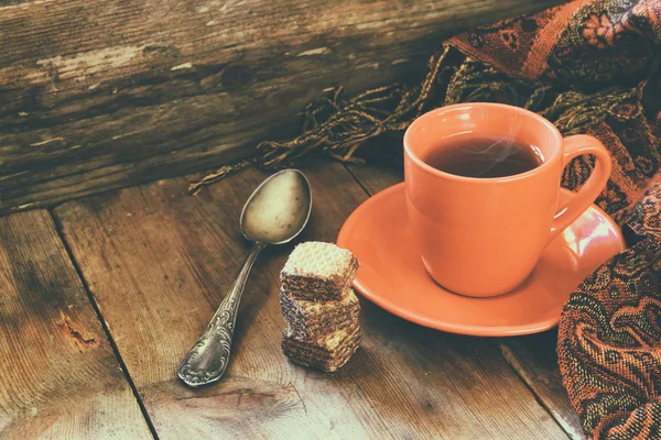 Φλιτζάνι τσάι με κασκόλ της μόδας — Φωτογραφία Αρχείου