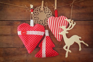 Kumaş kırmızı Kalpler ve geyik