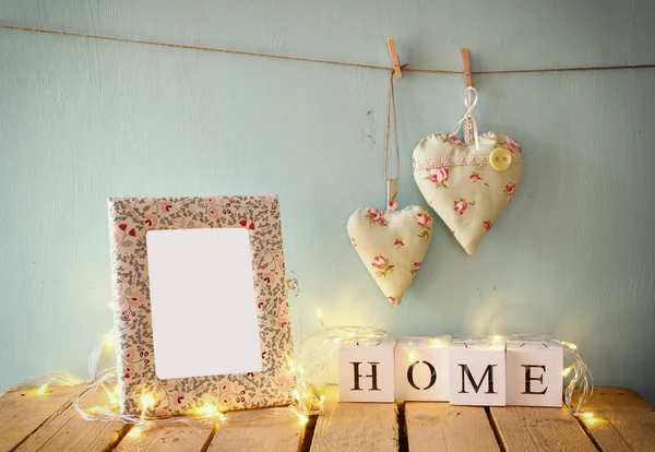 Frame and fabric hearts on rope — Stockfoto