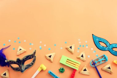 Sarı arka plan üzerinde Purim bayramı konsepti (Yahudi karnavalı bayramı)