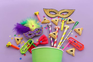 Purim kutlama konsepti (Musevi karnaval tatili) mor arka plan üzerine