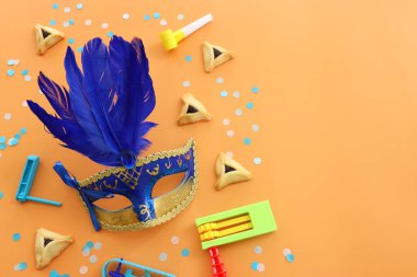 Sarı arka plan üzerinde Purim bayramı konsepti (Yahudi karnavalı bayramı)