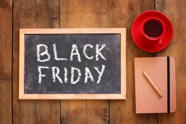 Metin siyah Cuma Kara tahta