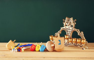 Yahudi tatil Hanukkah menorah (geleneksel Mumluk) ve ahşap sevinçler (iplik üst) ile görüntü. Retro filtre uygulanmış görüntü.