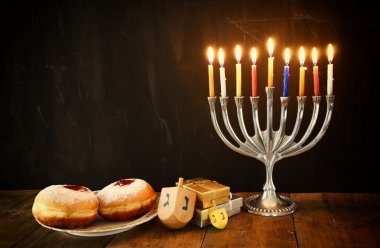 Yahudi tatil Hanukkah menorah (geleneksel Mumluk), çörek ve ahşap sevinçler (iplik üst görüntü).