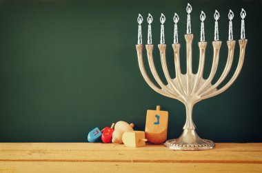 Yahudi tatil Hanukkah menorah mumlar (geleneksel Mumluk), çörek ve sevinçler (iplik üst) kara tahta arka plan üzerinde çizim ile görüntü.