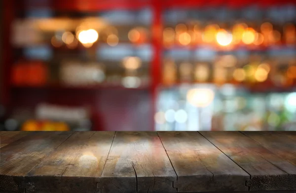 Tavolo in legno davanti a sfondo sfocato — Foto Stock