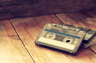 Kaset ahşap masa üzerinde