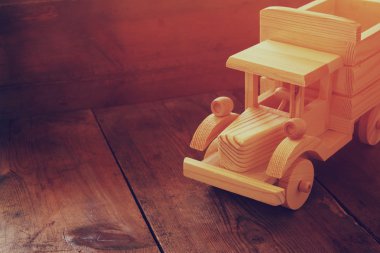 ahşap oyuncak araba