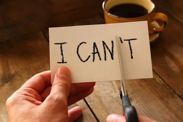 Man hand bedrijf kaart met de tekst die ik kan niet — Stockfoto