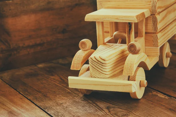 Samochód retro drewniana zabawka — Zdjęcie stockowe