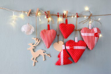 Kumaş kırmızı Kalpler ve ağaç