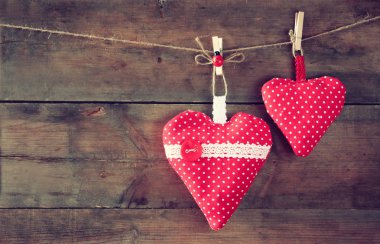 ipte asılı kumaş Kalpler