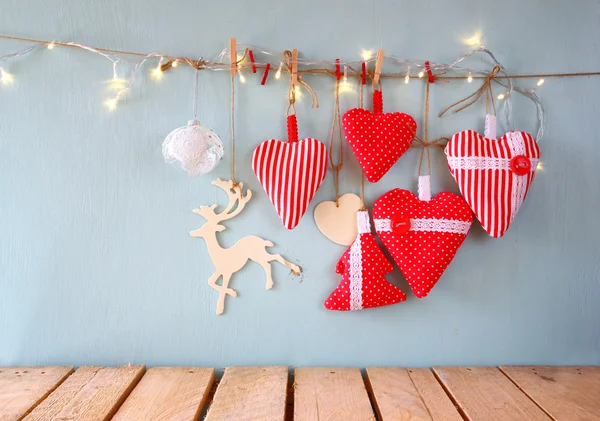 Tela corazones rojos y luces de guirnalda —  Fotos de Stock