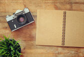 prázdné notebook a starý fotoaparát