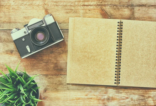 Notebook em branco e câmera antiga . — Fotografia de Stock