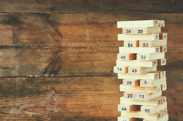 Torre de madera de bloques de madera con números en ella. concepto de planificación y estrategia . — Foto de Stock