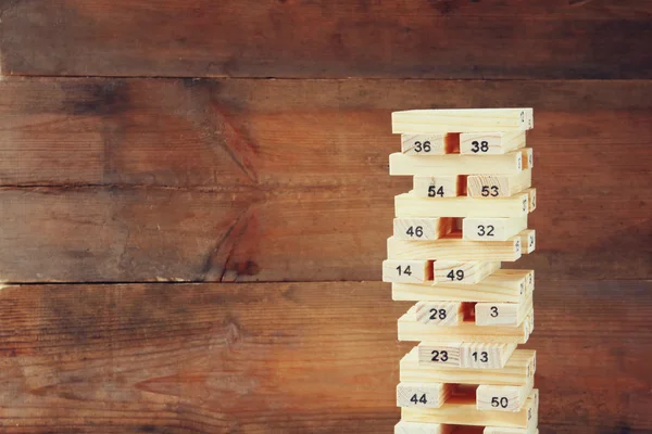 Torre di legno di blocchi di legno con numeri su di esso. piano e concetto di strategia . — Foto Stock