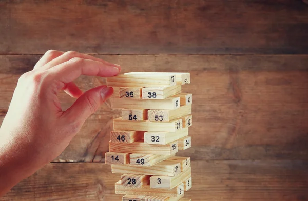 Mano masculina colocando bloque de madera en una torre. concepto de planificación y estrategia . — Foto de Stock