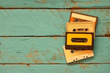 vintage kaset fotoğrafını ekrana aqua ahşap masa üzerinde kapatın. Üstten Görünüm. retro filtre.