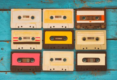 vintage kaset fotoğrafını ekrana aqua ahşap masa üzerinde kapatın. Üstten Görünüm. retro filtre.