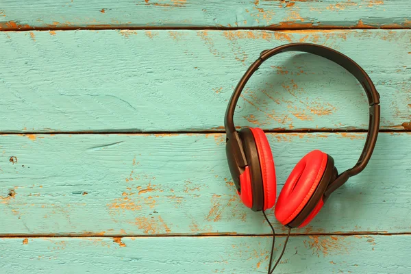 Bovenaanzicht van vintage hoofdtelefoon over aqua houten tafel. Retro gefilterd. — Stockfoto