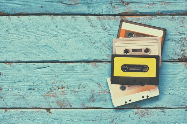 Närbild foto av vintage kassettband över aqua träbord. ovanifrån. retro filtreras. — Stockfoto