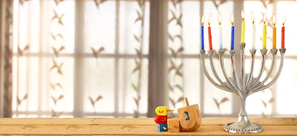 Imagen de la bandera del sitio web de la fiesta judía Hanukkah con menorah (Candelabra tradicional). Filtrado retro. recubrimiento de purpurina . —  Fotos de Stock