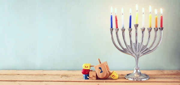 Imagem de bandeira de site de férias judaicas Hanukkah com menorah (Candelabra tradicional). filtrado retro. sobreposição de brilho . — Fotografia de Stock