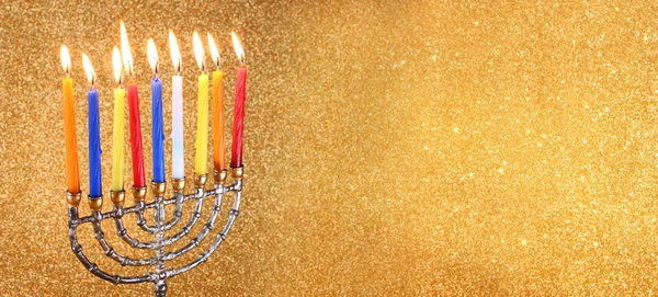 Sito web banner immagine della festa ebraica Hanukkah con menorah (Candelabro tradizionale). retrò filtrato. sovrapposizione glitter . — Foto Stock