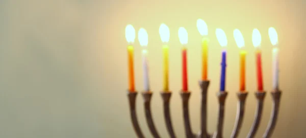 Imagen de la bandera del sitio web de la fiesta judía Hanukkah con menorah (Candelabra tradicional). Filtrado retro. recubrimiento de purpurina . —  Fotos de Stock