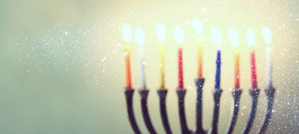 Imagen de la bandera del sitio web de la fiesta judía Hanukkah con menorah (Candelabra tradicional). Filtrado retro. recubrimiento de purpurina . —  Fotos de Stock