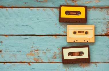 vintage kaset fotoğrafını ekrana aqua ahşap masa üzerinde kapatın. Üstten Görünüm. retro filtre