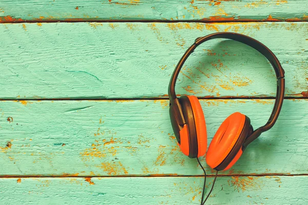 Auriculares vintage sobre mesa de madera —  Fotos de Stock