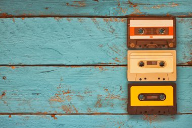 vintage kaset fotoğrafını ekrana aqua ahşap masa üzerinde kapatın. Üstten Görünüm. retro filtre