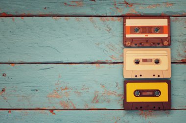 vintage kaset fotoğrafını ekrana aqua ahşap masa üzerinde kapatın. Üstten Görünüm. retro filtre