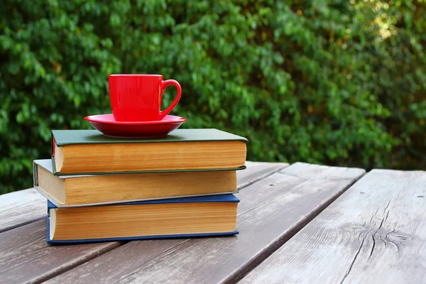 Kaffeetasse und Bücher — Stockfoto