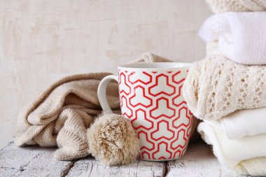 kahve yanında örme kazak