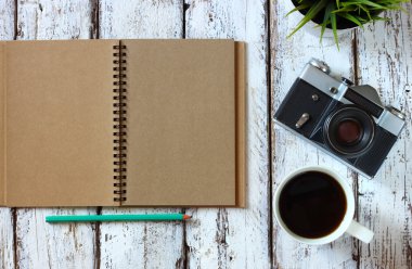 boş defter ve eski fotoğraf makinesi