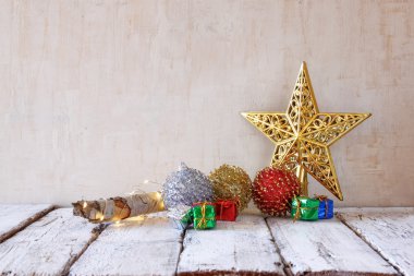 Ahşap masada Noel süslemeleri