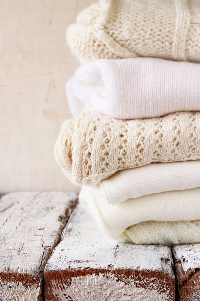 Fehér hangulatos kötött pulóverek — Stock Fotó