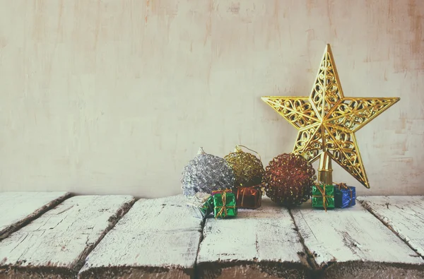 Decoraciones de Navidad en la mesa de madera — Foto de Stock