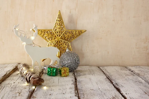 Decoraciones navideñas y venados blancos — Foto de Stock